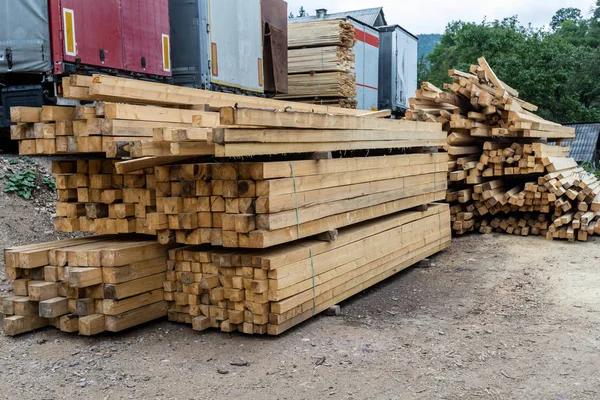 Pilha de tábuas de madeira áspera natural . — Fotografia de Stock