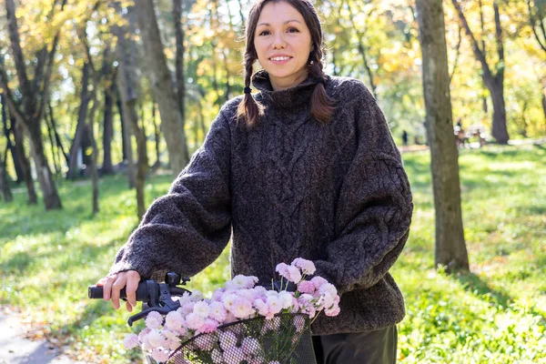 Joyeux jeune femme avec vélo relaxant dans le parc . — Photo