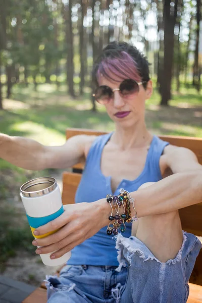 Donna attraente cool con i capelli rosa — Foto Stock