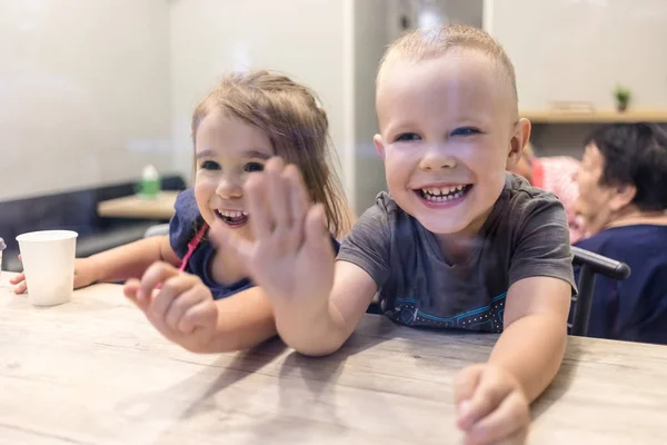 Kids having fun at the city cafeteria. — Stock Photo, Image