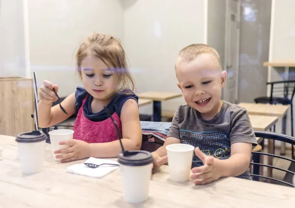 Kids having fun at the city cafeteria. — Stock Photo, Image