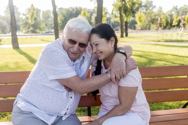 Happy senior couple relaxing in the park. — Stock Photo, Image