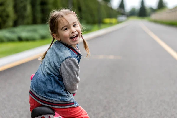 Chica feliz en una bicicleta pequeña . —  Fotos de Stock