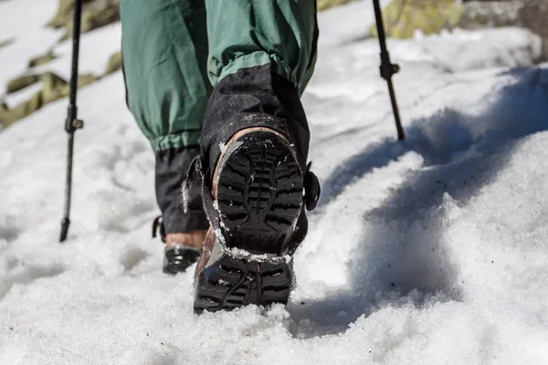 冬の山々の雪の中でのハイキングブーツ — ストック写真