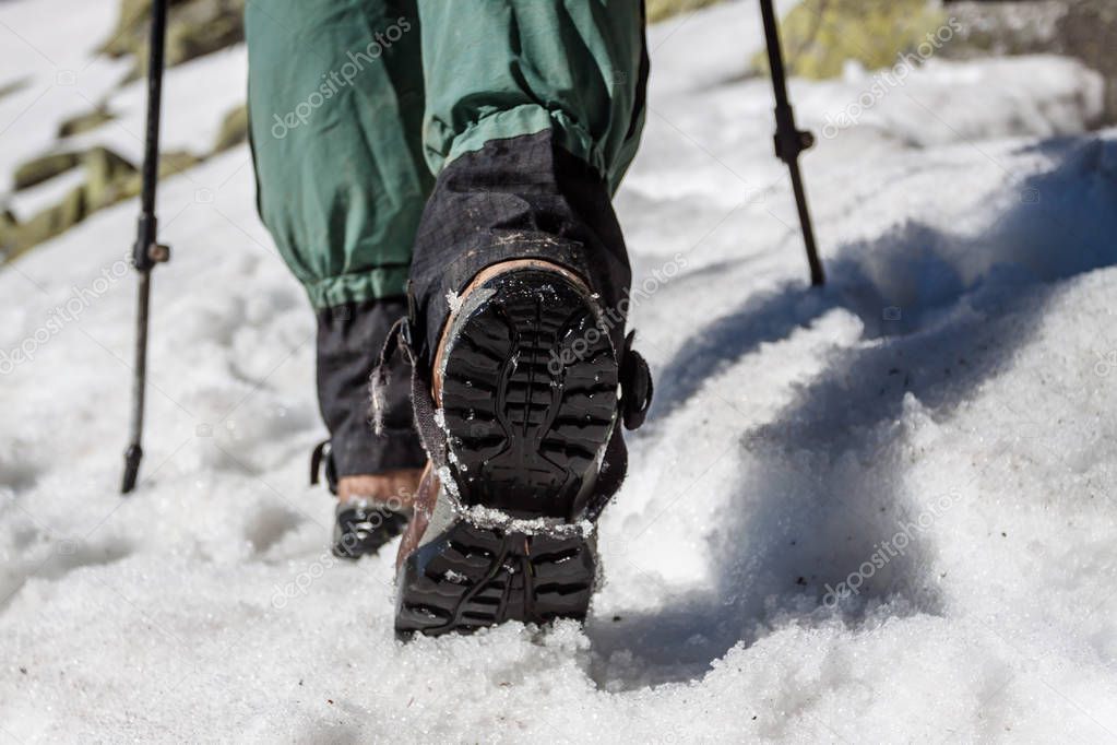 Botas de senderismo en nieve en las montanas de invierno Foto de stock Alex Ishchenko 302910360