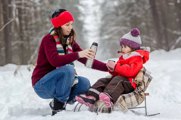 Moeder en dochter hebben plezier in de winter. — Stockfoto