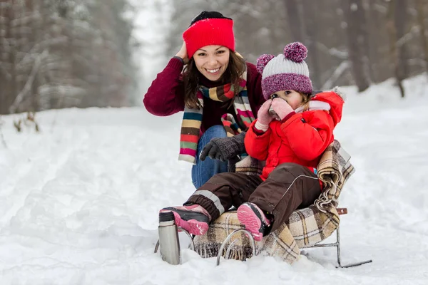 Mãe e filha se divertindo no inverno . — Fotografia de Stock