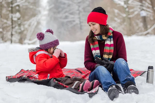 Moeder en dochter hebben plezier in de winter. — Stockfoto