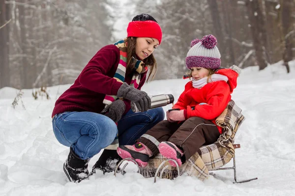 Mutter und Tochter amüsieren sich im Winter. — Stockfoto