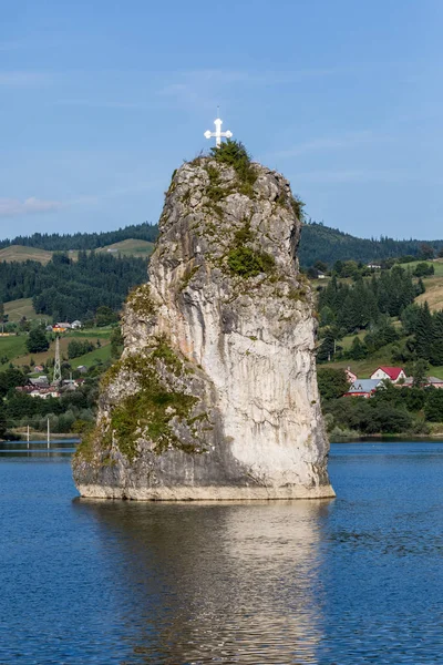 Piatra Teiului lime stone in Bicaz lake, Romania — Stock Photo, Image