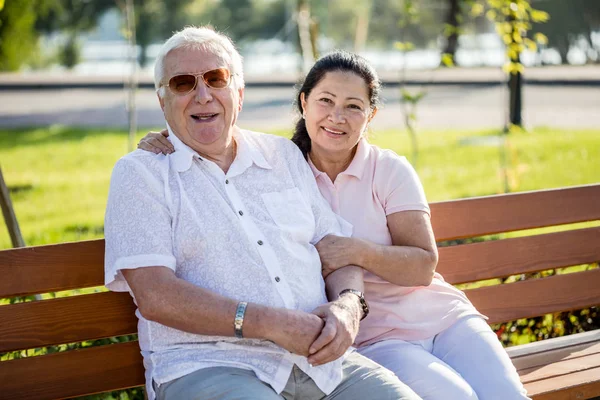 Happy senior couple relaxing in the park. — Stock Photo, Image