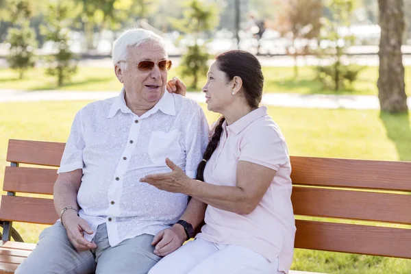 Happy senior couple relaxing in the park. — Stock Photo, Image