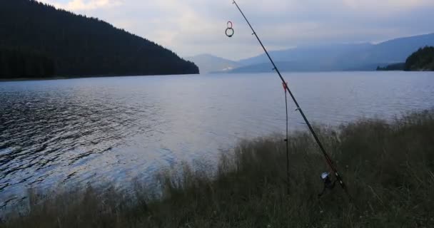 Vista Lago Montagna Con Canna Pesca Concetto Vacanza Viaggio Girato — Video Stock