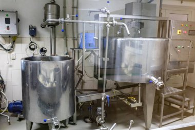 Modern mandırada peynir yapma makinesi. Fabrika ile 