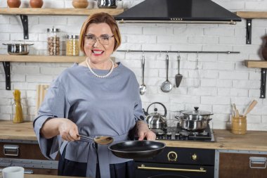 Büyükanne mutfakta.