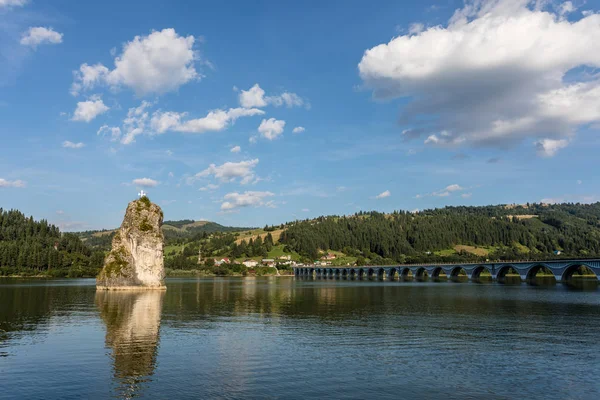 Piatra Teiului kalksteen in Bicaz meer, Roemenië — Stockfoto