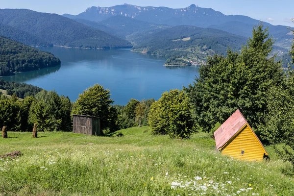 Vista no rio em um vale de montanha com Piatra Teiului, Bicaz La — Fotografia de Stock