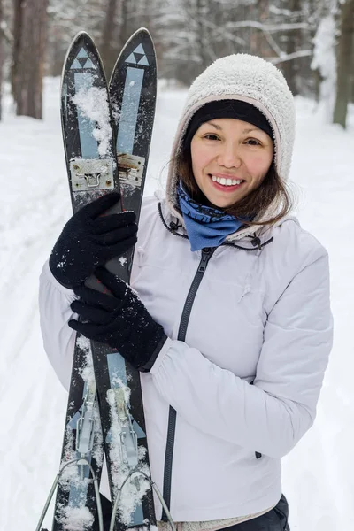 크로스 컨트리 스키 여자 — 스톡 사진