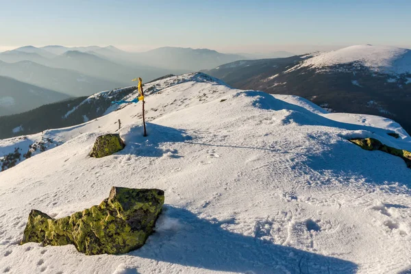 Invierno vista del paisaje montañoso, Montañas carfáticas, Ukarine . —  Fotos de Stock