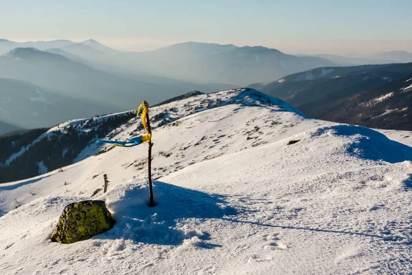 Hiver vue sur le paysage montagneux, Montagnes carphatiennes, Ukarine . — Photo