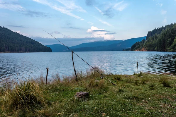 Рыбалка резиновая лодка на берегу с удочками . — стоковое фото