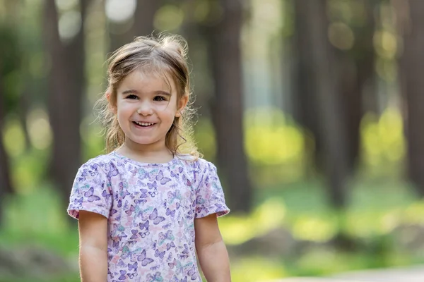 Glückliches Kleines Mädchen Hat Spaß Stadtpark Mit Kopierraum — Stockfoto