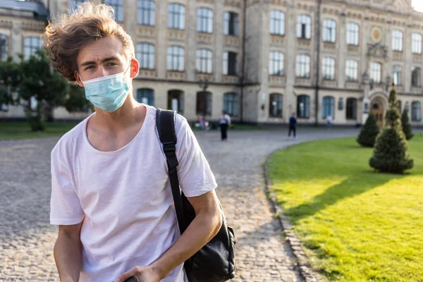 Studenten Lernen Auf Dem Universitätscampus Vor Dem Hauptgebäude — Stockfoto