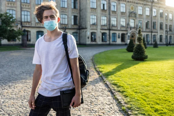 Studenten Lernen Auf Dem Universitätscampus Vor Dem Hauptgebäude — Stockfoto