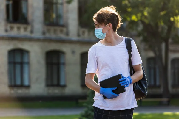 Studenten Lernen Auf Dem Universitätscampus Vor Dem Hauptgebäude — Stockfoto