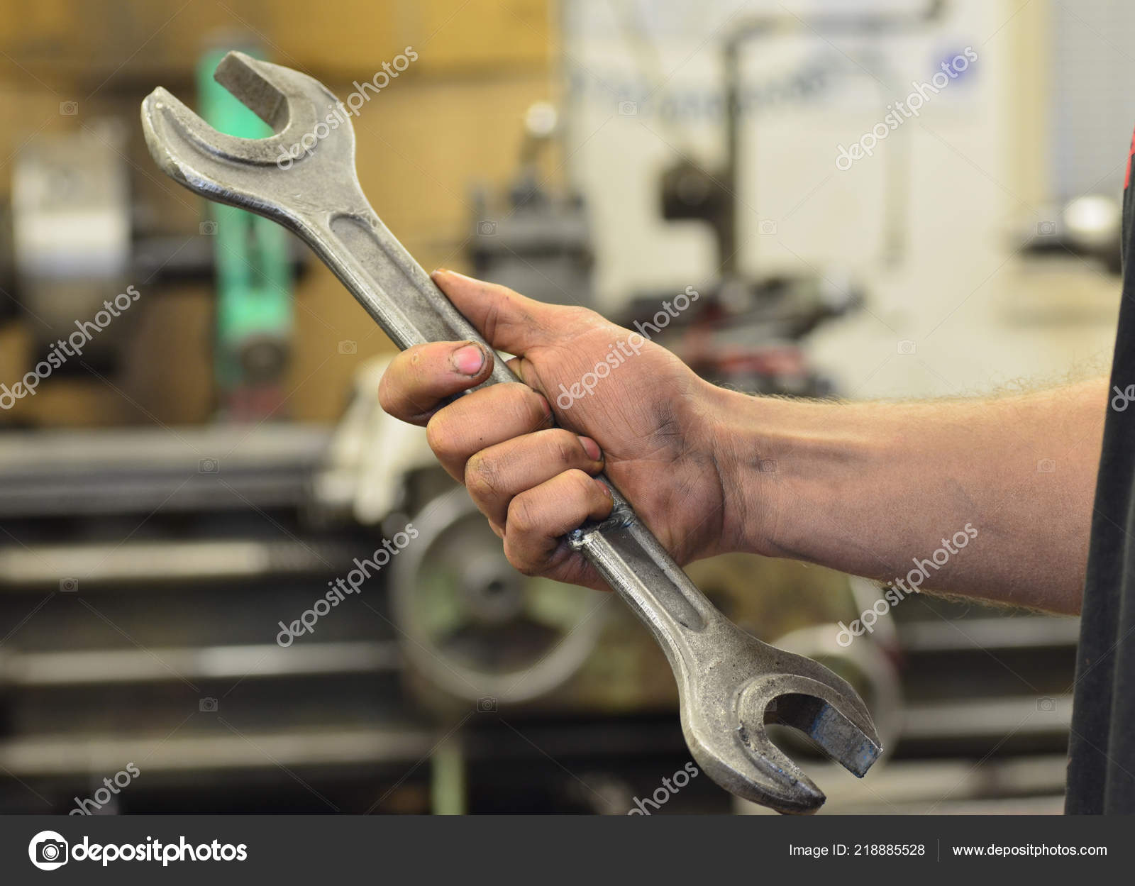 Грязные руки в гараже