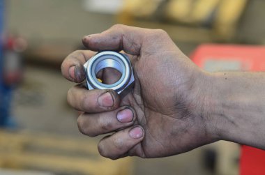 Vida, kirli el tutan el.