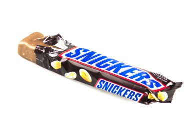 Mnichovo Hradiste / Çek Cumhuriyeti - Februar 09, 2018: Closeup unwrapped Snickers candy çikolata Mars Inc tarafından.