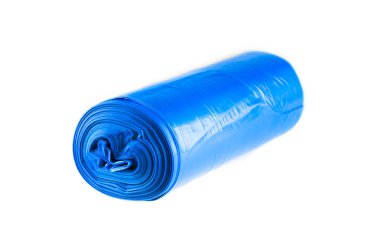 Beyaz izole mavi çöp torbası yığını.