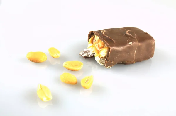 깨진된 초콜릿 배경에 카라멜 초콜릿에 Enrobed로 — 스톡 사진
