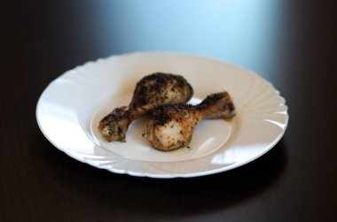 Zeytinyağı ve beyaz tabak kızarmış tavuk budu