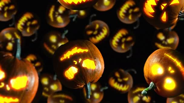 Halloween dýně padají na černém pozadí. 4k video.