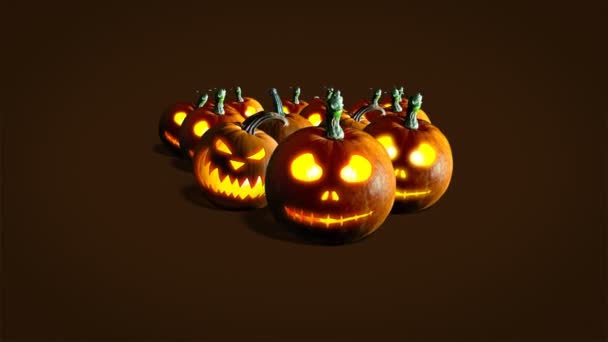 Groupe de Halloween Jack o Lanternes sur fond sombre. Vidéo 4k. Zoom avant .