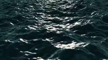 Deniz yüzeyi büyük dalgalar ile