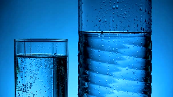Glas Plastic Fles Met Koud Water — Stockvideo