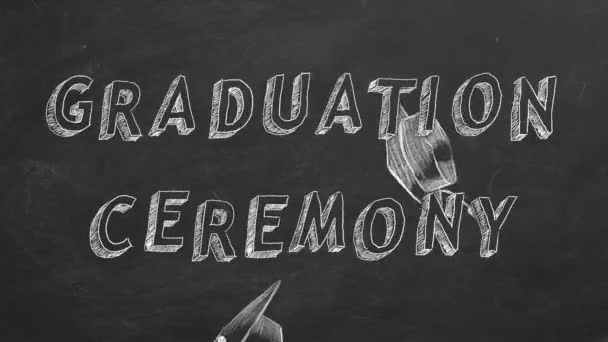 Κείμενο Σχεδίασης Χεριών Τελετή Αποφοίτησης Και Καπέλα Αποφοίτησης Στον Μαυροπίνακα — Αρχείο Βίντεο