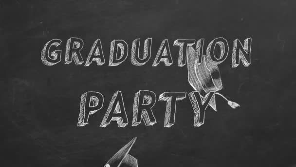 Κείμενο Σχεδίασης Χεριού Πάρτι Αποφοίτησης Και Καπέλα Αποφοίτησης Στον Μαυροπίνακα — Αρχείο Βίντεο