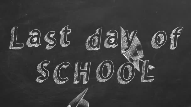 手書きとアニメーションテキスト 学校の最後の日 と黒板の卒業キャップ — ストック動画