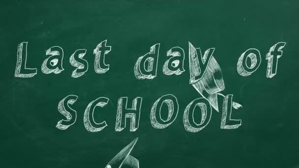 緑の黒板に手描きとアニメーションテキスト 学校の最後の日 と卒業キャップ — ストック動画