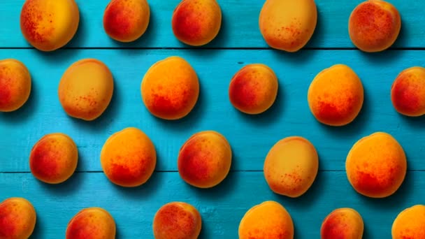 Draufsicht Auf Die Reifen Frischen Aprikosen Auf Dem Hölzernen Hintergrund — Stockvideo