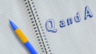 Metin Q ve A el yazısı üstünde defter ve animasyonlu. SSS konsepti.