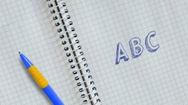 Metin abc not defteri ve animasyonlu sayfaya el yazısı.