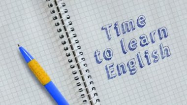 Not defteri ve animasyonlu sayfa ya da el yazısıyla İngilizce öğrenmek için metin zamanı.
