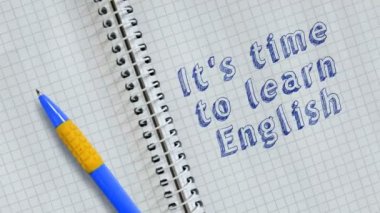 Metin Not defteri ve animasyonlu sayfa üzerine el yazısı yla İngilizce öğrenmek için zamanı.