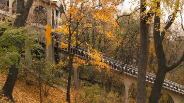 Sonbahar. Kiev'de kentsel füniküler. Ukrayna. Füniküler iner.
