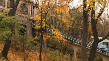 Sonbahar. Kiev'de kentsel füniküler. Ukrayna. Füniküler yükselir.